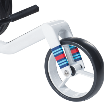 JuCad Carbon Travel Racing 2.0 Elektrotrolley in weißer Farbe mit blauen und roten Details