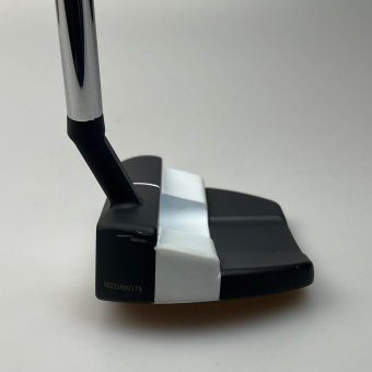 Odyssey White Hot Versa Three T S Putter für Herren, Rechtshand, mit Odyssey Stroke Lab 3GEN Red 70 Class Schaft in 34 Inch, mit Odyssey Pistol, black-red Griff in Std. Stärke