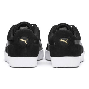 PUMA Suede G Golfschuhe für Herren, schwarz - ohne Spikes, schwarzes Wildleder mit weißer Gummisohle, schmale Passform
